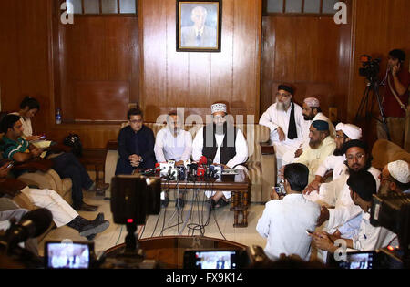 Le Pakistan. 13 avril, 2016. Dirigeants de Sar Zameen Pak Partie tiennent une conférence de presse conjointe avec Qari Usman chef de JUI-F, à Qasar-e-Naz à Karachi le Mercredi, Avril 13, 2016. Credit : Asianet-Pakistan/Alamy Live News Banque D'Images