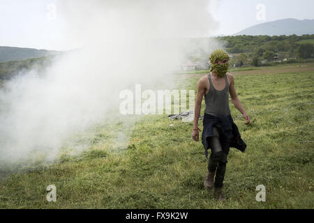 Idomeni, Grèce. 13 avr, 2016. Des centaines de migrants ont tenté de briser la barrière qui les sépare de la Macédoine, la police a répondu par des gaz lacrymogènes, des balles en caoutchouc et des bombes sonores après avoir réussi à forcer les migrants à travers la clôture. Des dizaines ont été blessées et touchés par le gaz lacrymogène. © Danilo Balducci/ZUMA/Alamy Fil Live News Banque D'Images