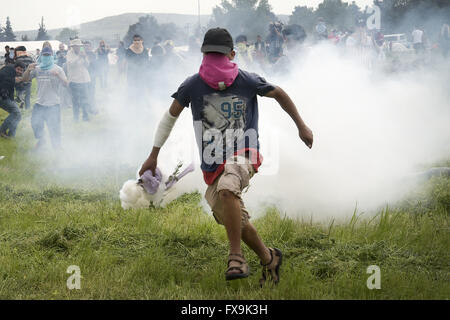 Idomeni, Grèce. 13 avr, 2016. Des centaines de migrants ont tenté de briser la barrière qui les sépare de la Macédoine, la police a répondu par des gaz lacrymogènes, des balles en caoutchouc et des bombes sonores après avoir réussi à forcer les migrants à travers la clôture. Des dizaines ont été blessées et touchés par le gaz lacrymogène. © Danilo Balducci/ZUMA/Alamy Fil Live News Banque D'Images