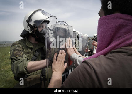 Idomeni, Grèce. 13 avr, 2016. Des centaines de migrants ont tenté de briser la barrière qui les sépare de la Macédoine, la police a répondu par des gaz lacrymogènes, des balles en caoutchouc et des bombes sonores après avoir réussi à forcer les migrants à travers la clôture. Des dizaines ont été blessées et touchés par le gaz lacrymogène. © Danilo Balducci/ZUMA/Alamy Fil Live News Banque D'Images