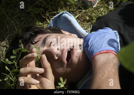 Idomeni, Grèce. 13 avr, 2016. Des centaines de migrants ont tenté de briser la barrière qui les sépare de la Macédoine, la police a répondu par des gaz lacrymogènes, des balles en caoutchouc et des bombes sonores après avoir réussi à forcer les migrants à travers la clôture. Des dizaines ont été blessées et touchés par le gaz lacrymogène. © Danilo Balducci/ZUMA/Alamy Fil Live News Banque D'Images