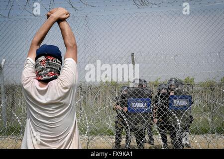 Idomeni, Grèce. 13 avril, 2016. Des centaines de migrants ont tenté aujourd'hui de briser la barrière qui les sépare de la Macédoine , la police a répondu par des gaz lacrymogènes, des balles en caoutchouc et des bombes sonores après les migrants ont réussi à briser la barrière. Des dizaines de blessés et intoxiqués par les gaz lacrymogènes. Crédit Crédit : Danilo Balducci/Sintesi/Alamy Live News Banque D'Images