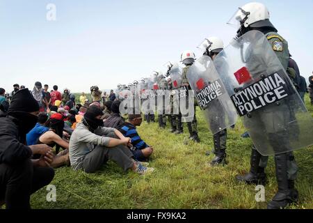 Idomeni, Grèce. 13 avril, 2016. Des centaines de migrants ont tenté aujourd'hui de briser la barrière qui les sépare de la Macédoine , la police a répondu par des gaz lacrymogènes, des balles en caoutchouc et des bombes sonores après les migrants ont réussi à briser la barrière. Des dizaines de blessés et intoxiqués par les gaz lacrymogènes. Crédit Crédit : Danilo Balducci/Sintesi/Alamy Live News Banque D'Images