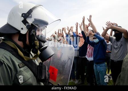 Idomeni, Grèce. 13 avril, 2016. Des centaines de migrants ont tenté aujourd'hui de briser la barrière qui les sépare de la Macédoine , la police a répondu par des gaz lacrymogènes, des balles en caoutchouc et des bombes sonores après les migrants ont réussi à briser la barrière. Des dizaines de blessés et intoxiqués par les gaz lacrymogènes. Crédit Crédit : Danilo Balducci/Sintesi/Alamy Live News Banque D'Images