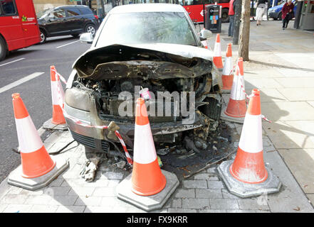 Voiture brûlée sur la route est d'Islington, Londres Banque D'Images