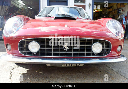 Sur l'insigne des années 1960 réplique Ferrari 250 GTO en Californie, Belsize Park, au nord de Londres Banque D'Images