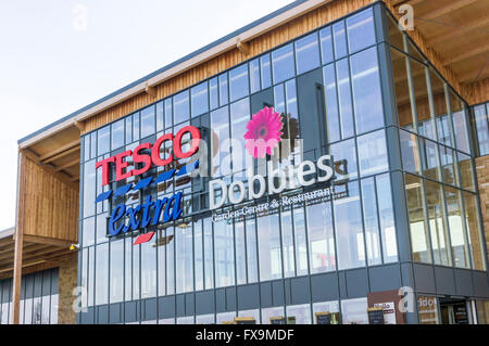 Un supermarché Tesco Extra et ratières Centre Jardin et restaurant à King's Lynn. Le Norfolk. Banque D'Images