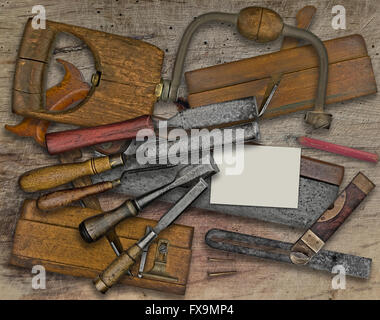 Outils à bois vintage sur banc en bois, carte d'affaires pour votre texte Banque D'Images