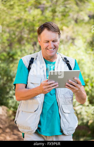 L'homme est supérieur à sa tablette Banque D'Images