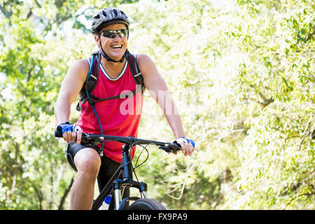 Man riding bike Banque D'Images