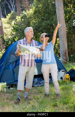 Mature couple looking up Banque D'Images