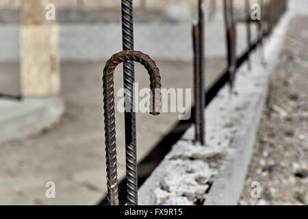 Close Up d'armature en acier dans le ciment du mur de retenue sur les nouvelles construction site Banque D'Images