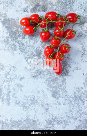 Bouquet de tomates cerises mûres humide frais over white background. Vue d'en haut. Banque D'Images