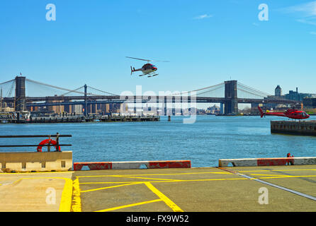Helicopters près de pont de Brooklyn et Manhattan Bridge sur East River. Ponts relient la partie basse de Manhattan à Brooklyn de New York, USA. Manhattan et Brooklyn Heights sont sur l'arrière-plan Banque D'Images