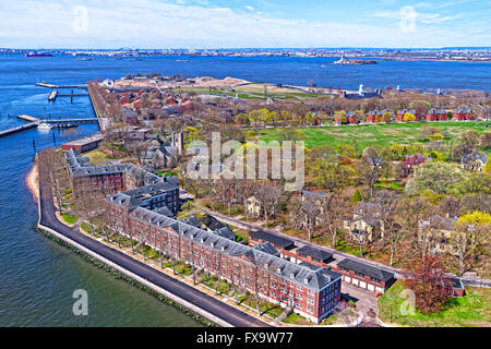 Vue aérienne à partir d'hélicoptères à Governors Island dans la région de New York Bay. New York City, USA. Liberty Island est sur l'arrière-plan Banque D'Images