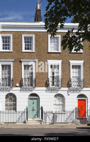 Maisons mitoyennes ère georgienne sur Gibson Square, Islington, London N1, sur une journée ensoleillée Banque D'Images