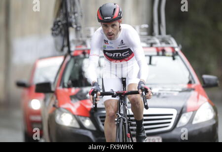 Eibar, Espagne, le 9 avril 2016 Samuel Sanchez au cours du temps, procès contre Eibar - Andrézieux-bouthéon du Tour du Pays Basque Banque D'Images