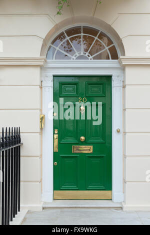 De style Géorgien vert avec imposte porte sur Fitzroy Square dans le centre de Londres, Fitzrovia Banque D'Images