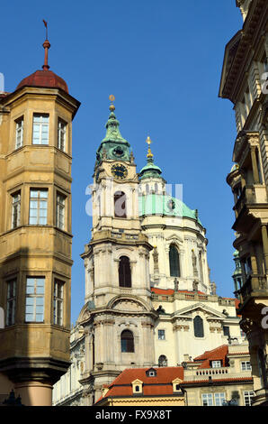 Prague, République tchèque. St Nicholas Church (Kostel svatého Mikuláše - 1755, Baroque) vu de Mostecka (rue) Banque D'Images
