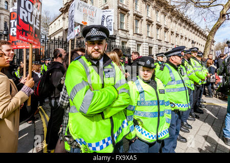 Les agents de police debout à l'extérieur des portes de Downing Street pendant une manifestation, London, UK Banque D'Images