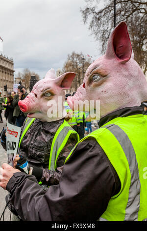 Les manifestants portant des masques de cochon appel à la démission du Premier Ministre David Cameron, London, UK Banque D'Images