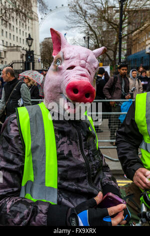 Des gens portant des masques de cochon appel à la démission du Premier Ministre Cameron suite à des allégations d'évasion fiscale, London, UK Banque D'Images