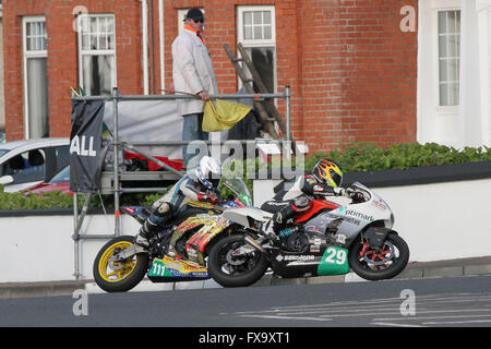 Jeudi 13 mai 2014 - International North West 200 Vauxhall. Les courses en soirée - Supertwin Qualifications - Timothée Monot (29) et Paul Shoesmith (111) à York Corner sur le célèbre Triangle Circuit. Banque D'Images