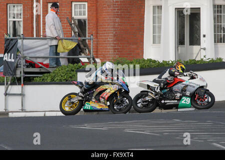 Jeudi 13 mai 2014 - International North West 200 Vauxhall. Les courses en soirée - Supertwin Qualifications - Timothée Monot (29) et Paul Shoesmith (111) à York Corner sur le célèbre Triangle Circuit. Banque D'Images