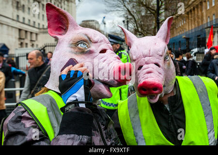 Des gens portant des masques de cochon appel à la démission du Premier Ministre Cameron suite à des allégations d'évasion fiscale, London, UK Banque D'Images