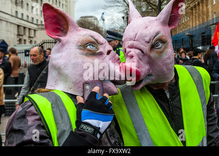 Des gens portant des masques de cochon appel à la démission du Premier Ministre Cameron suite à des allégations d'évasion fiscale, London, UK Banque D'Images