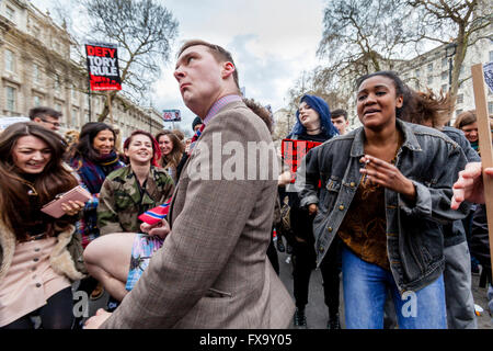 Les jeunes gens qui dansaient à l'extérieur des portes de Downing Street après l'appelant à la démission du Premier Ministre Cameron, London, UK Banque D'Images