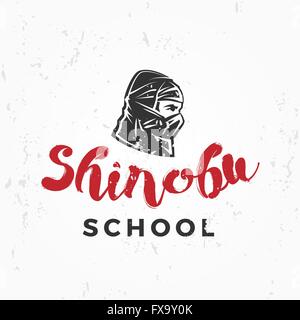 Logo de l'école Ninja japonais. Insigne guerrier Shinobu design. Masque Vintage badge. L'équipe d'art martiaux t-shirt concept illustration sur grunge background Illustration de Vecteur