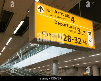 Panneaux de direction et des escalators dans le terminal de l'aéroport Schiphol Amsterdam, Pays-Bas Banque D'Images