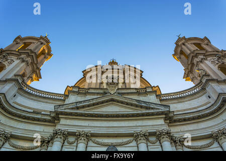 Vue de dessous de la façade baroque de l'église saint Agnese à Rome Banque D'Images