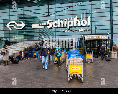 Les gens à l'extérieur de l'aéroport Schiphol Amsterdam aux Pays-Bas Banque D'Images