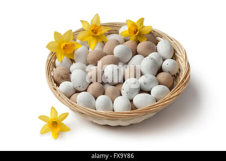 Panier avec des oeufs de Pâques au chocolat sur fond blanc Banque D'Images