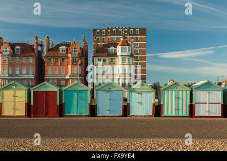 Cabines colorées à Hove, East Sussex, Angleterre. Banque D'Images