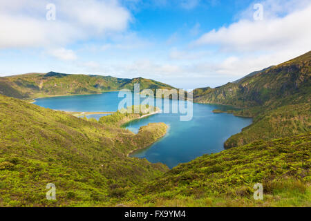 Lagoa de Fogo, lac de cratère volcanique à Agua de Pau, l'île de São Miguel, Açores, vue de Miradouro da Serra da Barrosa Banque D'Images