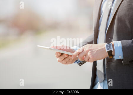 Close up of woman's hands holding digital tablet device Banque D'Images