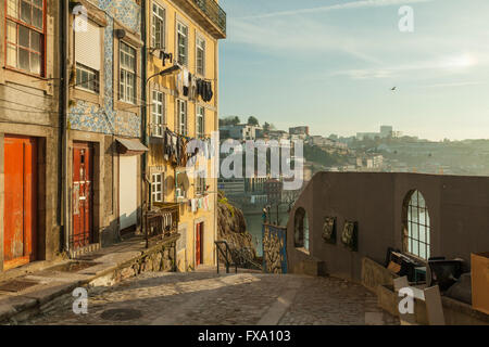 Coin de rue dans la région de Ribeira, à Porto, Portugal. Banque D'Images