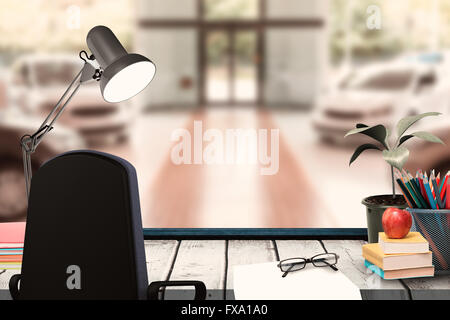 Image composite d'un bureau avec lampe et documents Banque D'Images