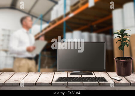 Image composite d'un ordinateur sur un bureau Banque D'Images