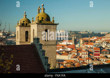 Matin dans la vieille ville de Porto, Portugal. Banque D'Images