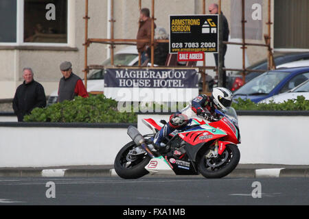 Jeudi 13 mai 2014 - International North West 200 Vauxhall. Les courses en soirée - Qualification Superstock - Michael Dunlop (2) BMW - MD Racing à York Corner sur le célèbre Triangle Circuit. Banque D'Images