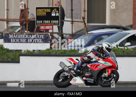 Jeudi 13 mai 2014 - International North West 200 Vauxhall. Les courses en soirée - Qualification Superstock - Michael Dunlop (2) BMW - MD Racing à York Corner sur le célèbre Triangle Circuit. Banque D'Images