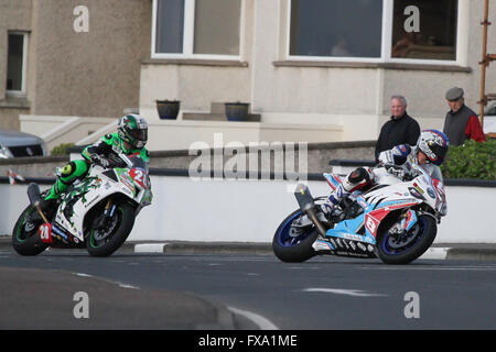 Jeudi 13 mai 2014 - International North West 200 Vauxhall. Les courses en soirée - Qualification Superstock - Simon Andrews (8) Horst Saiger allant dans le coin de New York sur le célèbre Triangle Circuit. Banque D'Images