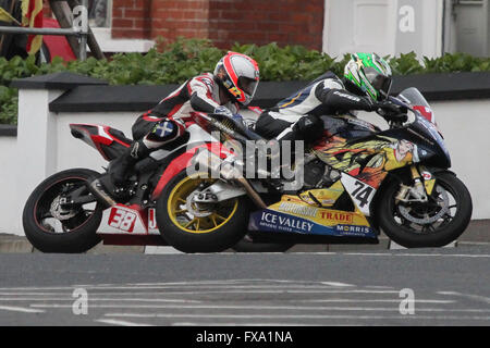 Jeudi 13 mai 2014 - International North West 200 Vauxhall. Les courses en soirée - Qualification Superstock - Laurent Hoffman (74) entrer dans le coin de New York sur le célèbre Triangle Circuit. Banque D'Images