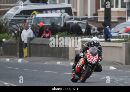 Jeudi 13 mai 2014 - International North West 200 Vauxhall. Les courses en soirée - Qualification Superstock - Hubert Kalthuber (58) Honda, sur l'approche prudente pour York coin sur le célèbre Triangle Circuit. Banque D'Images