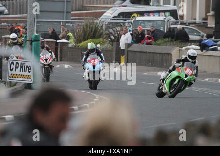 Jeudi 13 mai 2014 - International North West 200 Vauxhall. Les courses en soirée - Qualifications - Superstock Stefano Bonetti (30) sur l'approche de l'angle de New York sur le célèbre Triangle Circuit. Banque D'Images