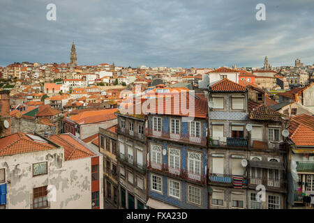 Matin dans la vieille ville de Porto, Portugal. Banque D'Images